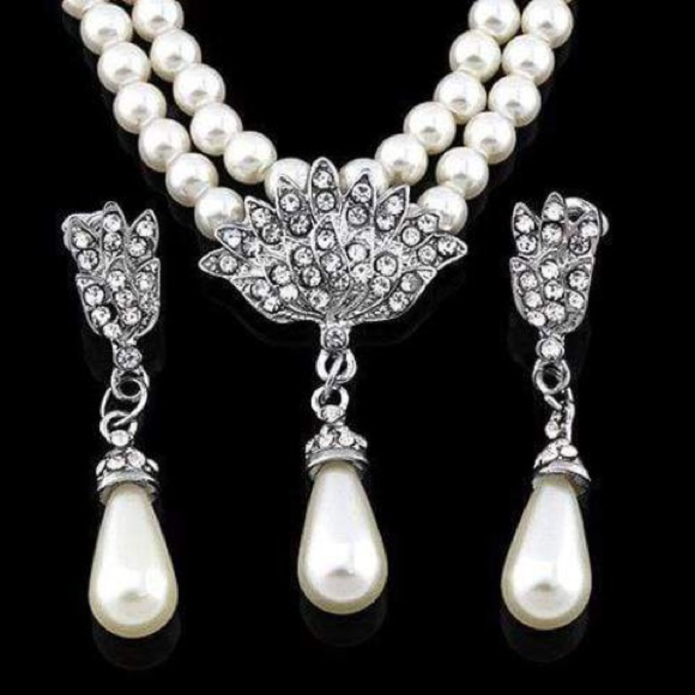 Glamorous Faux Drop Pearl Necklace & Earring Set